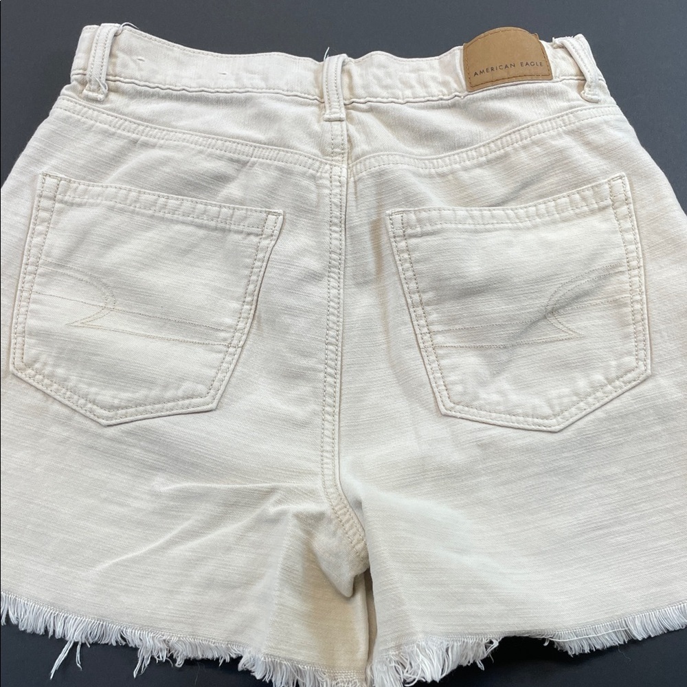American Eagle Highest Rise Mom Shorts Distressed Raw Hem Beige Sz 2 - Picture 5 of 8